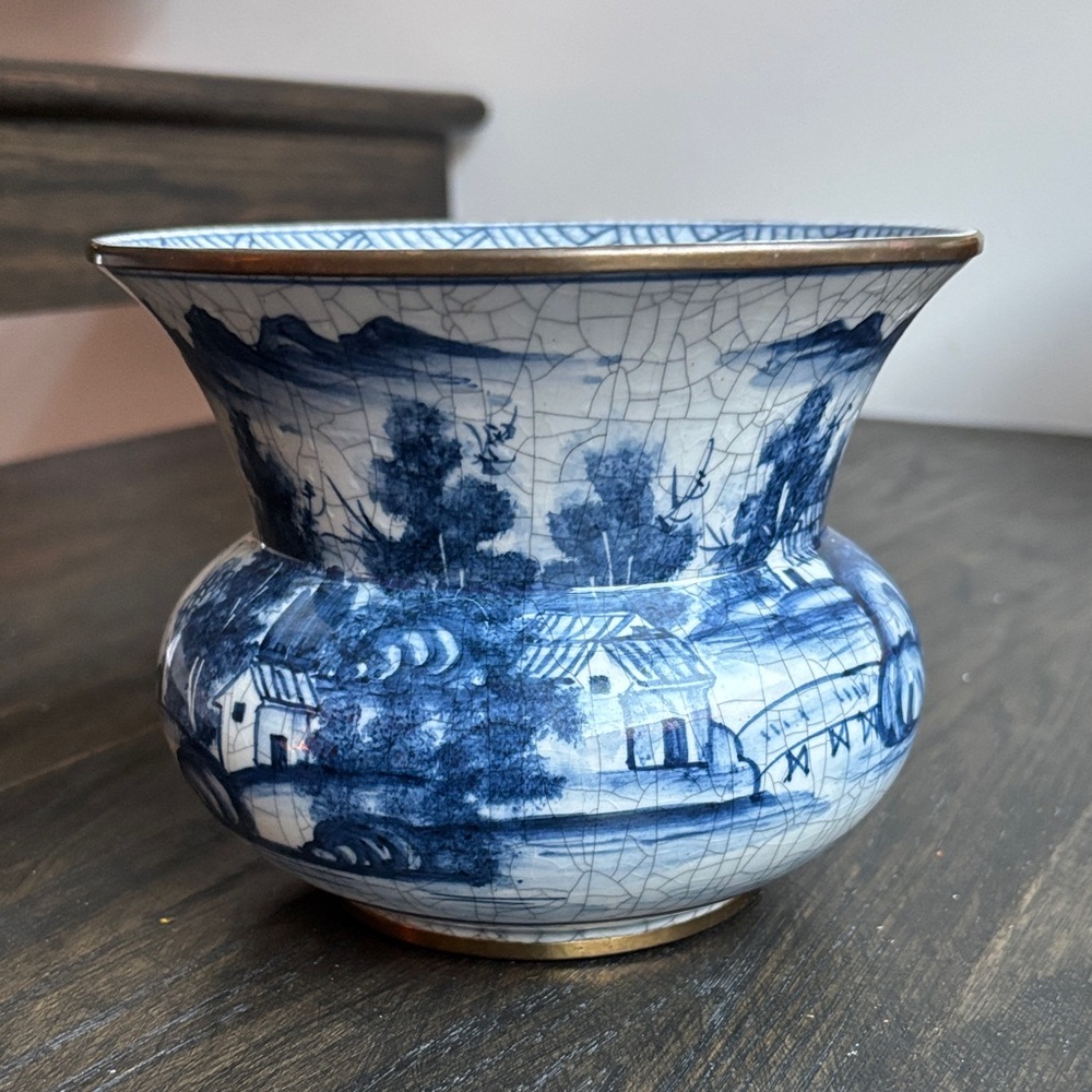 Vintage spittoon/vase, porcelain, blue/white, early 19th.C?, 7.5” wide, 5” tall